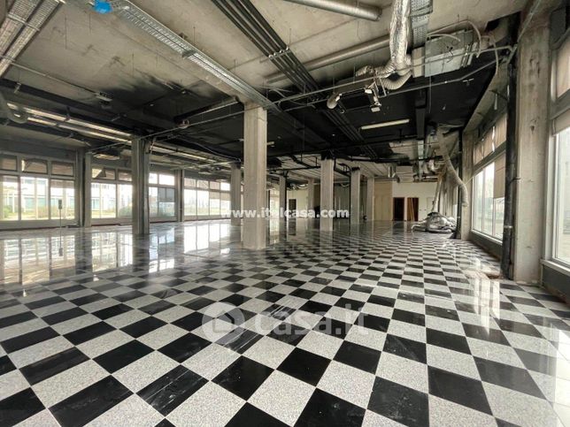 Capannone in commerciale in 