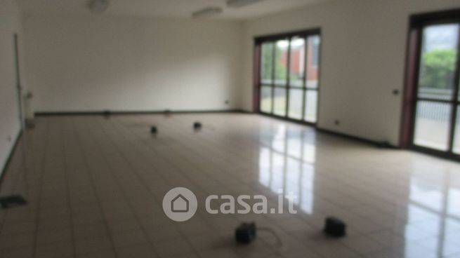 Capannone in commerciale in Via Pregnana