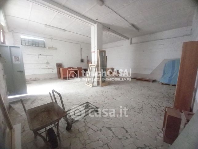 Capannone in commerciale in Via Achille Grandi