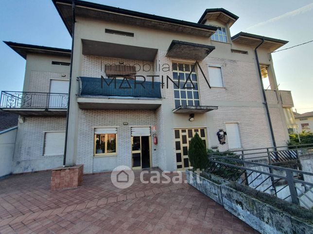 Capannone in commerciale in 
