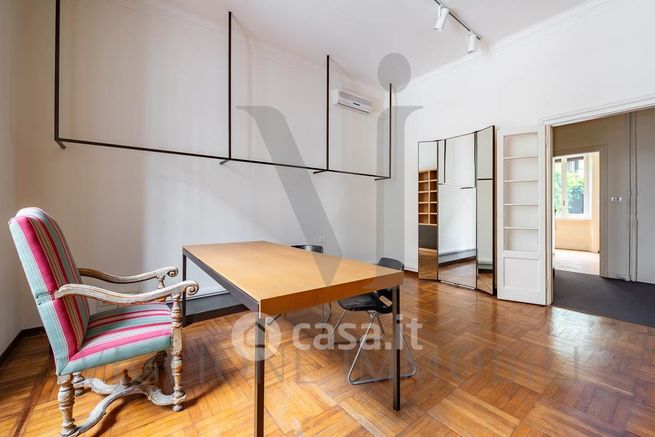 Capannone in commerciale in 