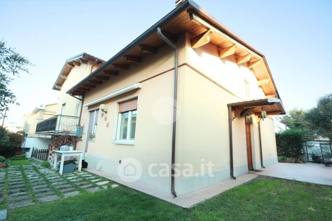 Casa bi/trifamiliare in residenziale in Via Campo di Giove 9