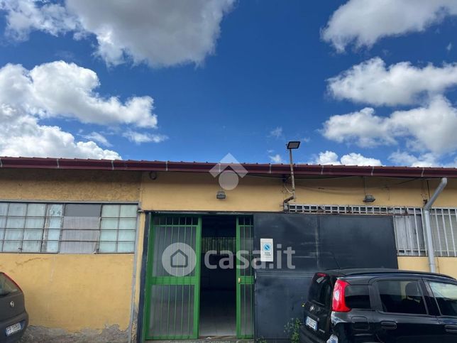 Capannone in commerciale in 