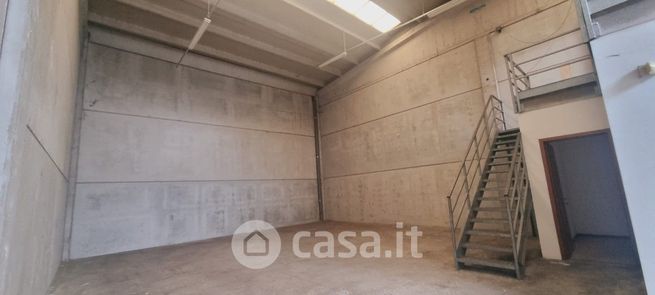 Capannone in commerciale in 