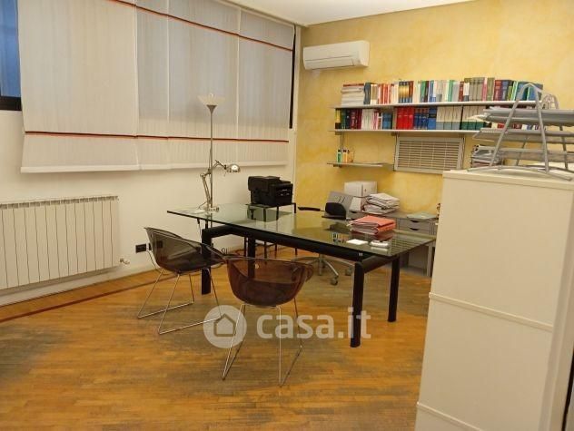 Ufficio in commerciale in 