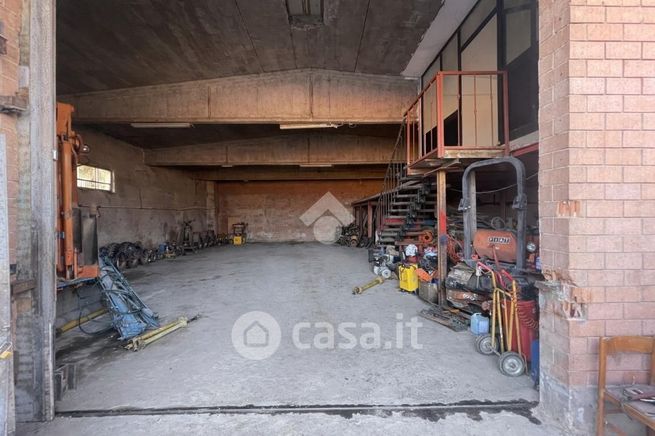 Capannone in commerciale in Via Gramsci 43