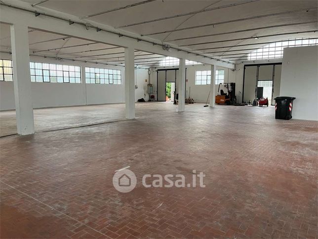 Capannone in commerciale in Via Montalbano