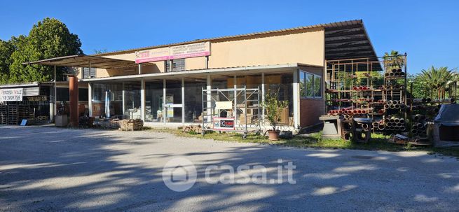 Negozio/locale commerciale in commerciale in Via Containo 2