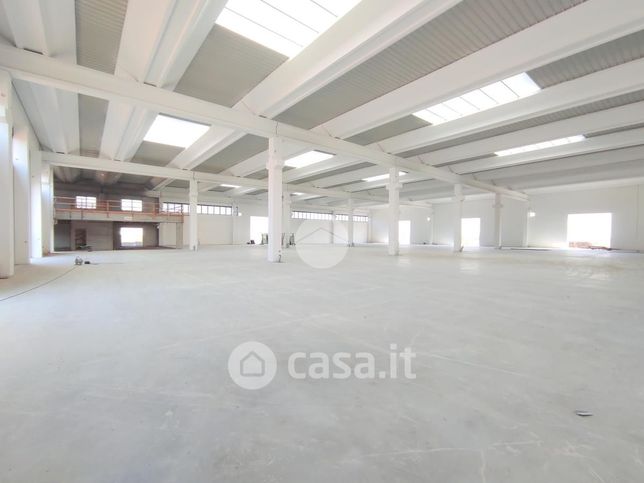 Capannone in commerciale in Via San Pio da Pietrelcina