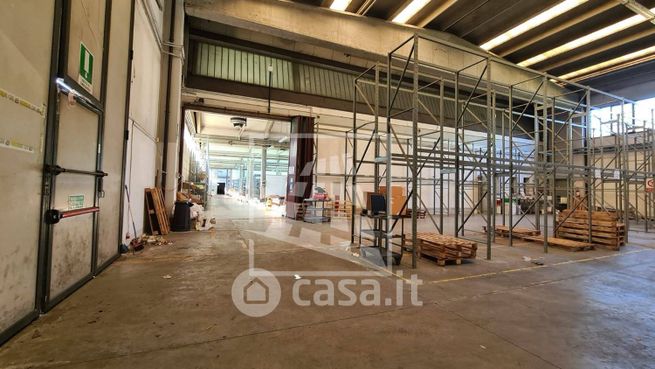 Capannone in commerciale in Via Giuseppe Saragat 25