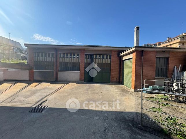 Capannone in commerciale in Via Adamello 48