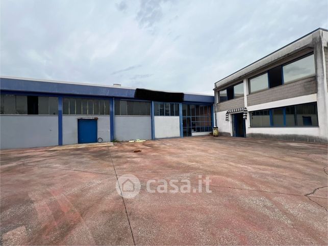 Capannone in commerciale in Via Conegliano