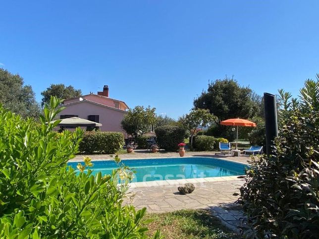 Casa indipendente in residenziale in 