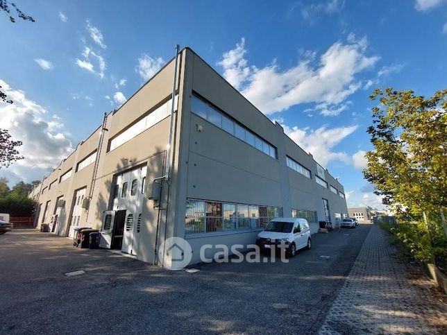 Capannone in commerciale in