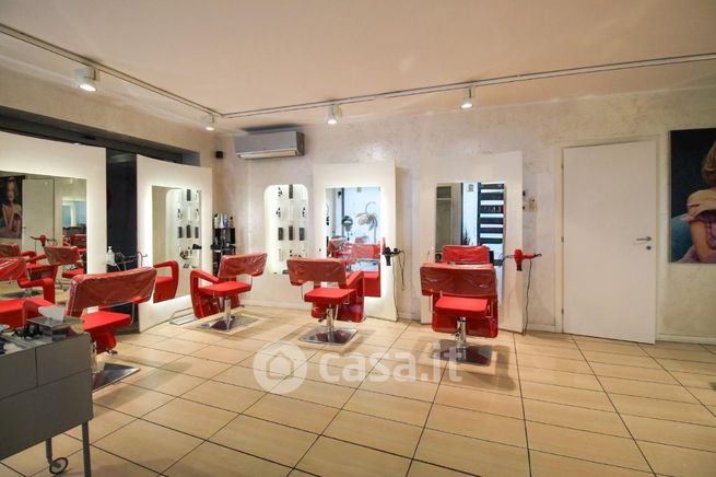 Ufficio in commerciale in Via Ambrogio Villa