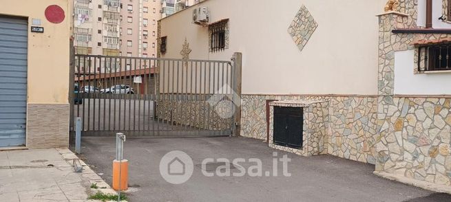 Box/posto auto in residenziale in Piazza Achille Grandi 5