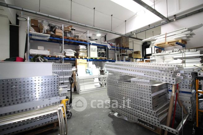 Capannone in commerciale in 