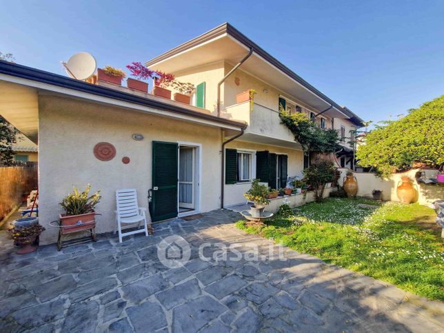 Casa bi/trifamiliare in residenziale in Via Terreni Pacchiani 2
