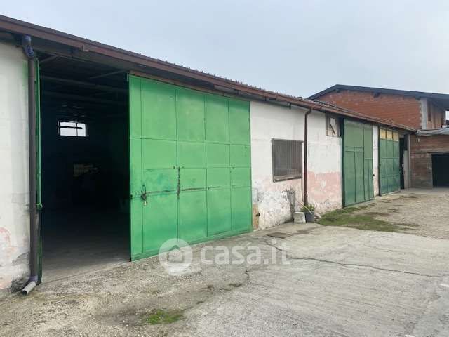 Capannone in commerciale in 