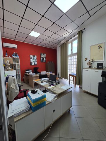 Ufficio in commerciale in Via Ferrante Imparato