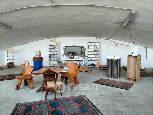 Capannone in commerciale in 