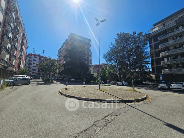 Negozio/locale commerciale in commerciale in Via Cosenza