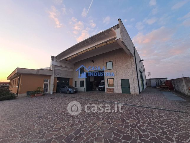 Capannone in commerciale in Via Belgioioso