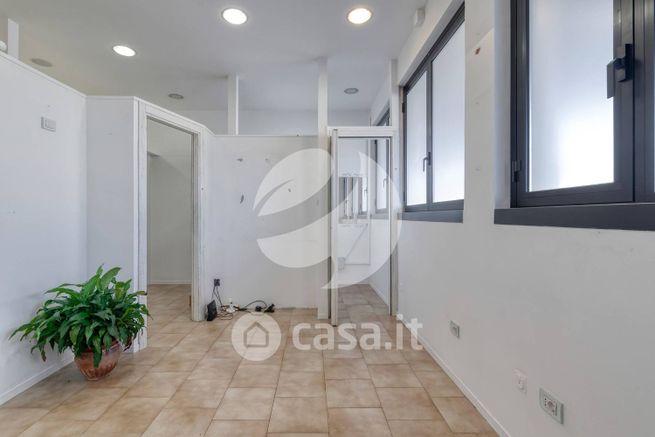Ufficio in commerciale in 