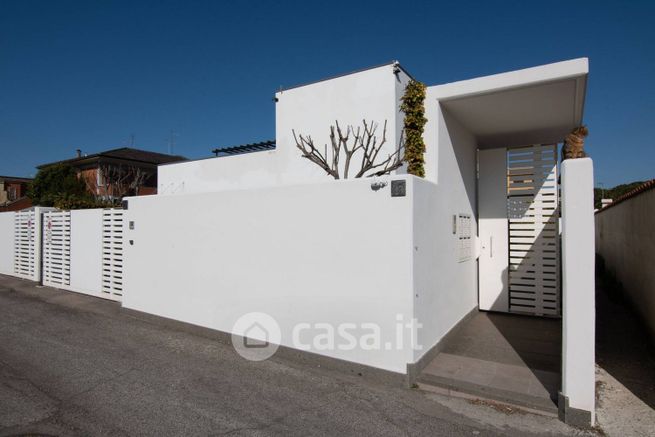 Casa bi/trifamiliare in residenziale in Via Lago di Como 33
