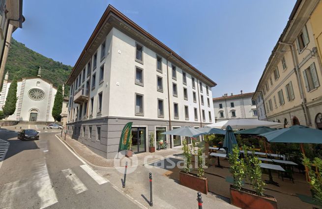Negozio/locale commerciale in commerciale in Piazza Giovanni Amendola 11