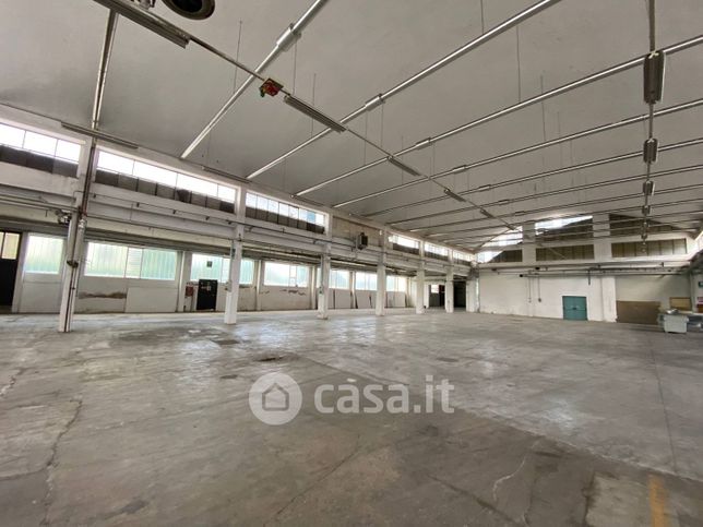 Capannone in commerciale in Via Prealpi