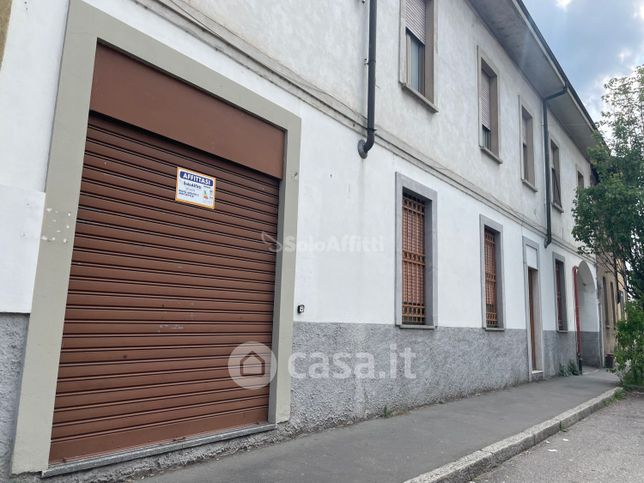 Ufficio in commerciale in Via Eugenio Cantoni 35
