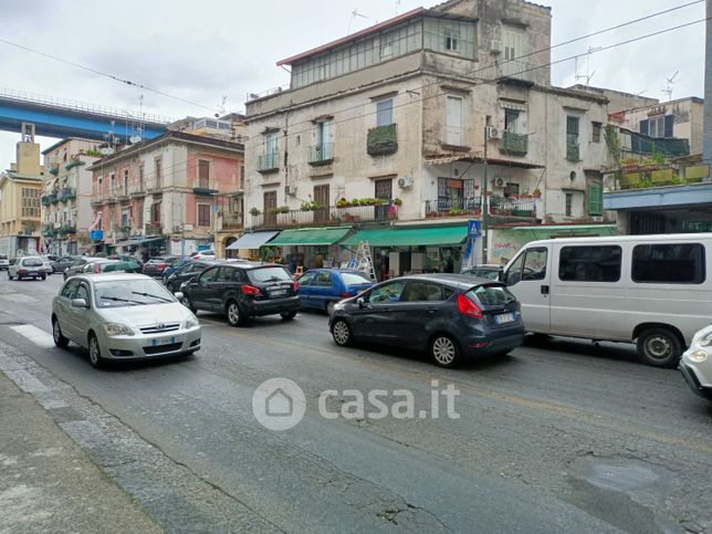 Negozio/locale commerciale in commerciale in Via Arenaccia