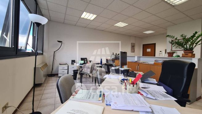 Ufficio in commerciale in Via Liguria 3