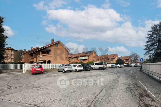Box/posto auto in residenziale in Via Ruggero Leoncavallo 35