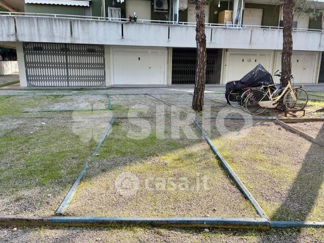 Garage/posto auto in residenziale in Viale San Francesco D'Assisi 21