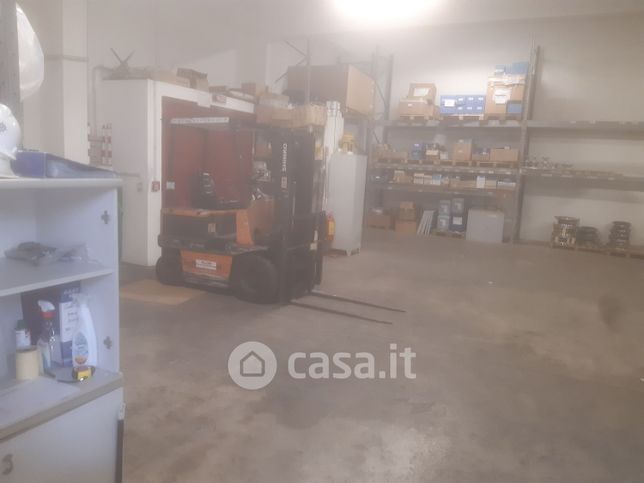 Capannone in commerciale in Via Milano