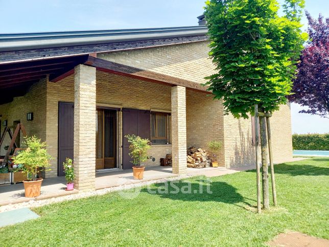 Villa in residenziale in Via Alessandro Manzoni 20