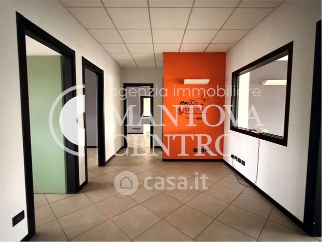 Ufficio in commerciale in Strada Chiesanuova