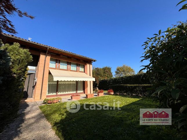 Casa bi/trifamiliare in residenziale in Via Della Scola