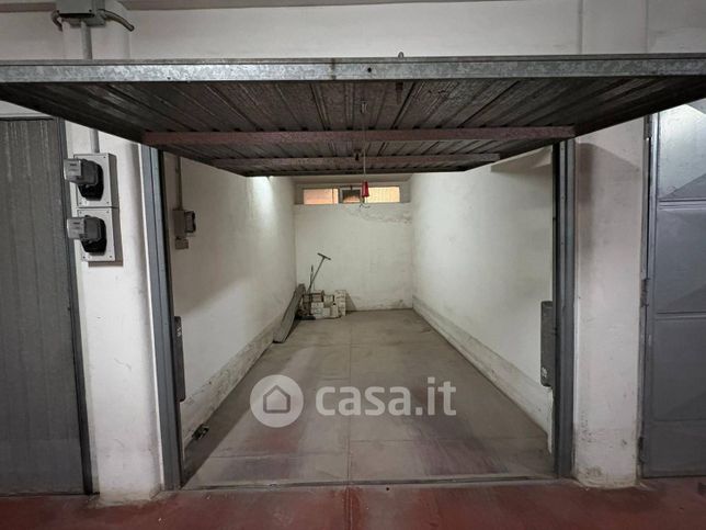 Box/posto auto in residenziale in Via Venezia 211