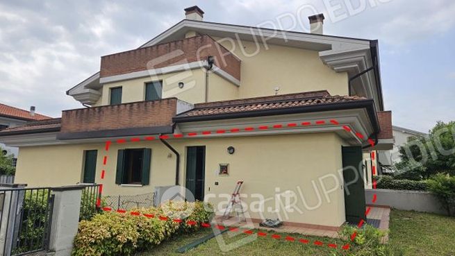 Ufficio in commerciale in Via E. Montale