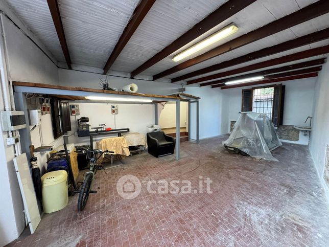 Capannone in commerciale in 