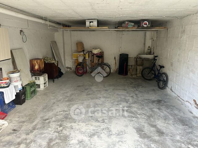 Garage/posto auto in residenziale in Viale Virgilio 65