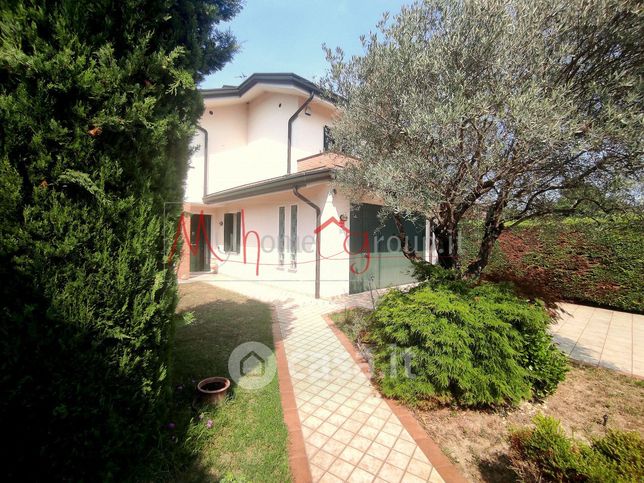 Casa bi/trifamiliare in residenziale in Borgo Borghetto