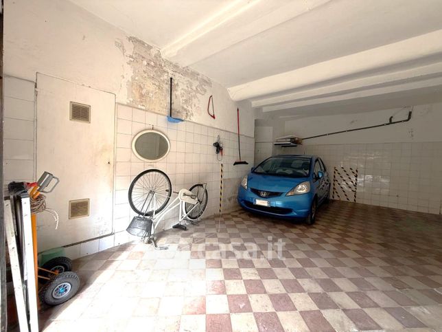 Box/posto auto in residenziale in Piazza di Santa Brigida 15