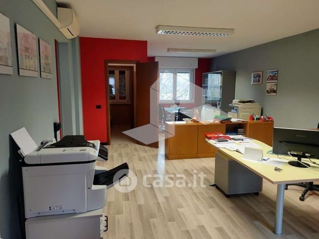 Ufficio in commerciale in 