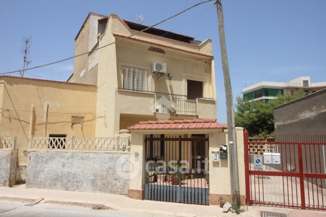 Casa bi/trifamiliare in residenziale in Via Vecchia Martogna 17