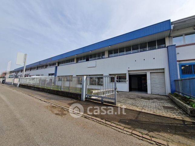 Capannone in commerciale in Via Vialba