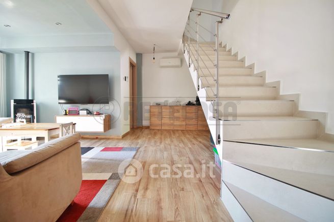 Casa bi/trifamiliare in residenziale in Via Monte Rosso 21